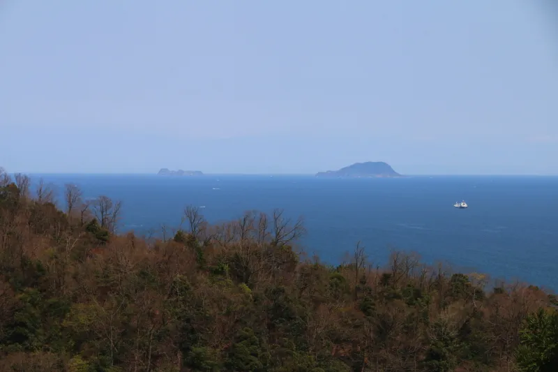 北東方向の水平線に見える神が宿る島として有名な冠島と沓島