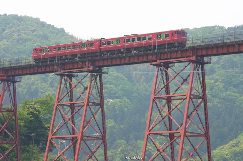 天空を浮かぶように高さ４０ｍの橋梁を走る列車
