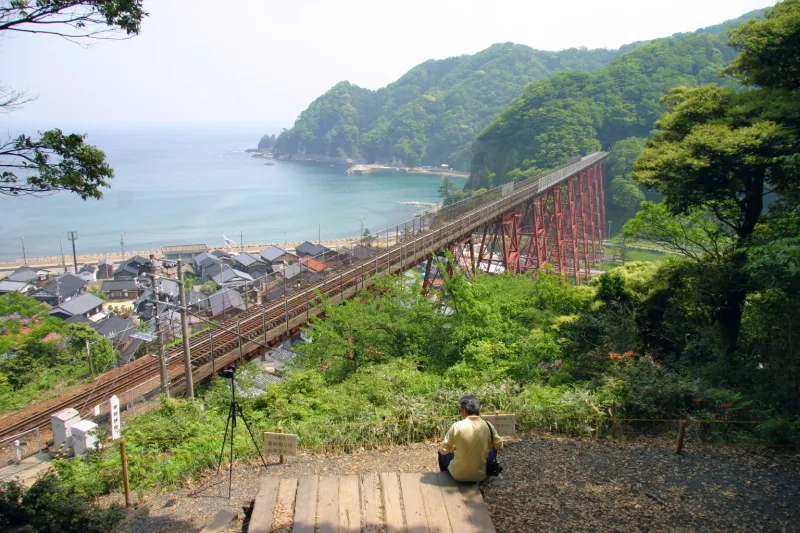 撮影スポットの展望台から眺める余部鉄橋と日本海