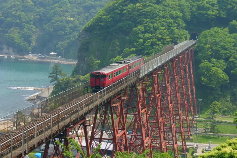 多くのカメラマンを魅了した余部鉄橋を通過する列車