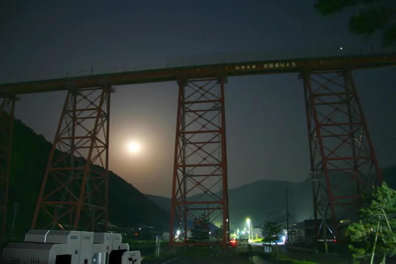 月の出ていた深夜に撮影した余部鉄橋の夜景