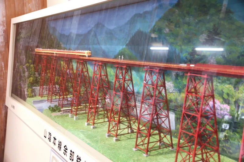 赤い鉄骨が特徴となっていた余部鉄橋の模型