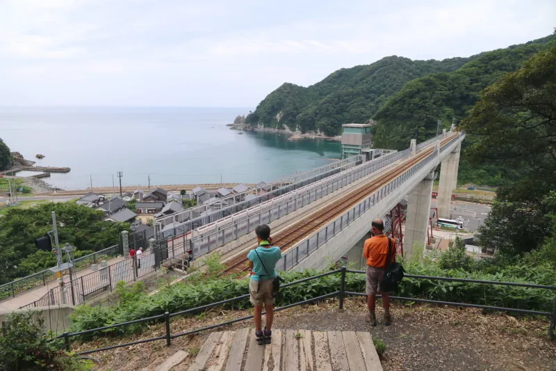 撮影スポットから眺める余部橋梁と日本海の景色