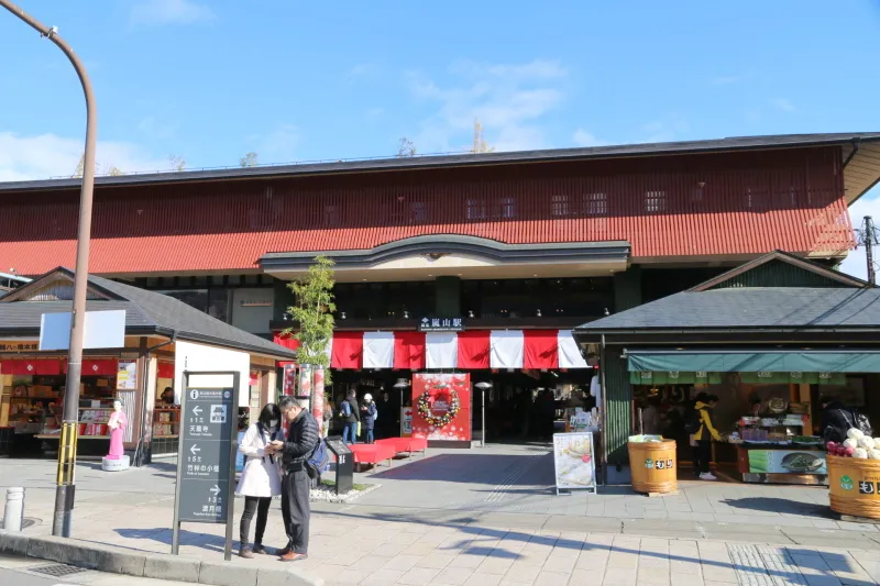 古都をイメージした重厚な建物の京福電鉄の嵐山駅