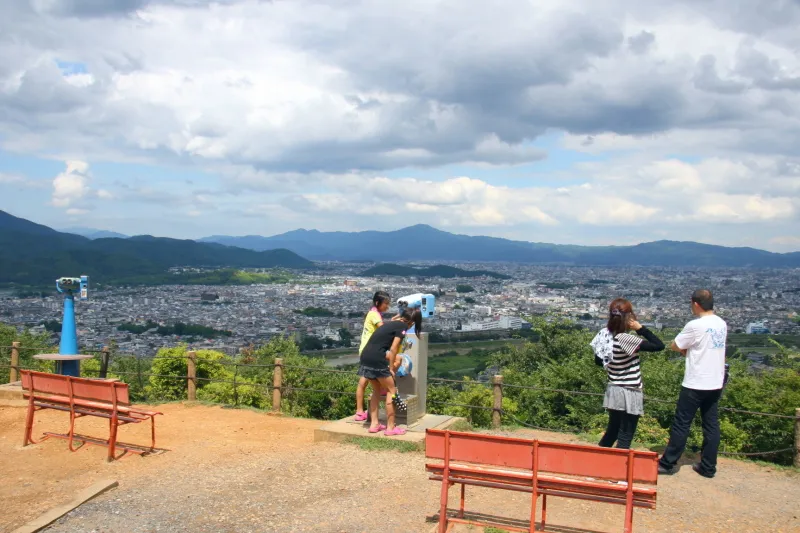 山の上にあるため、展望が良く比叡山や京都市内を一望