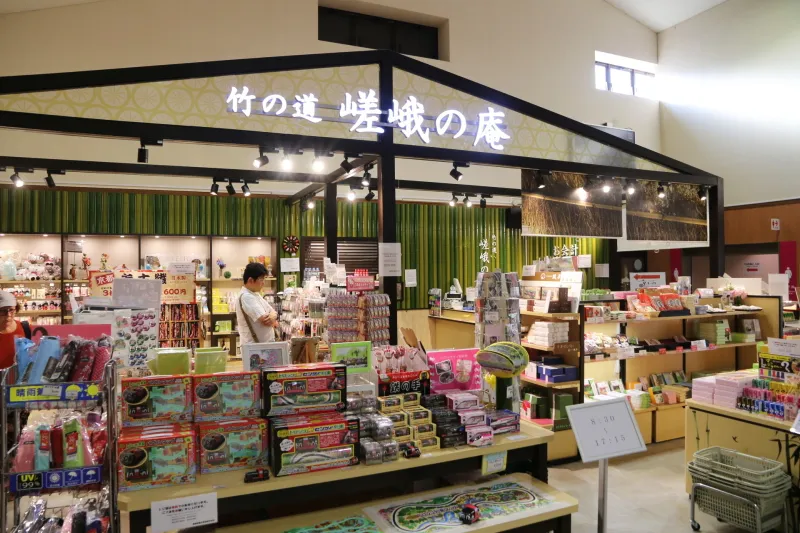 京都の特産品やプラレールなど並ぶおみやげショップ