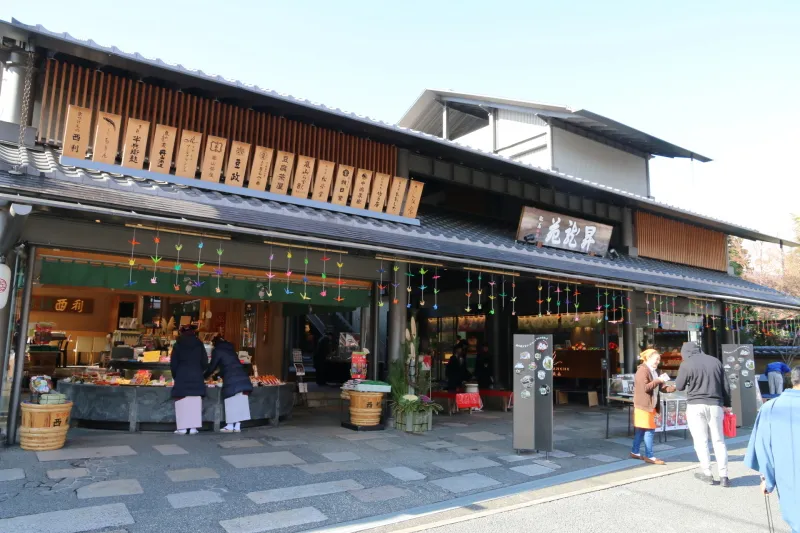 京都を代表する老舗店を中心に１７店舗が入る商業施設「昇龍苑」
