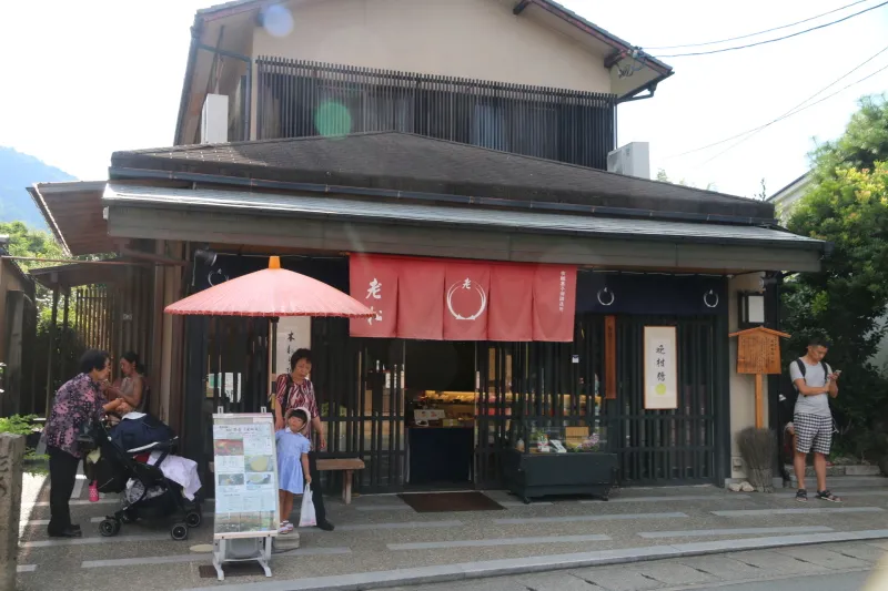 本わらび餅や抹茶セットのある京和菓子店「老松」