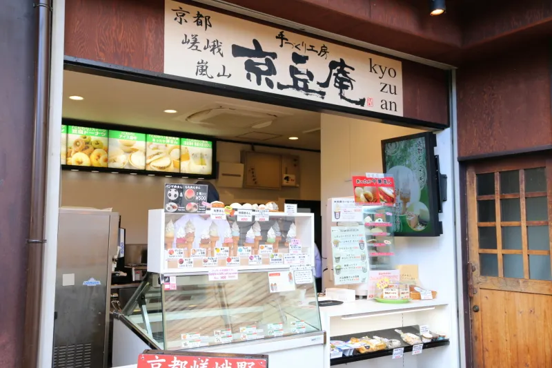 国産大豆を使った商品が並ぶ豆乳スイーツ店「京豆庵」