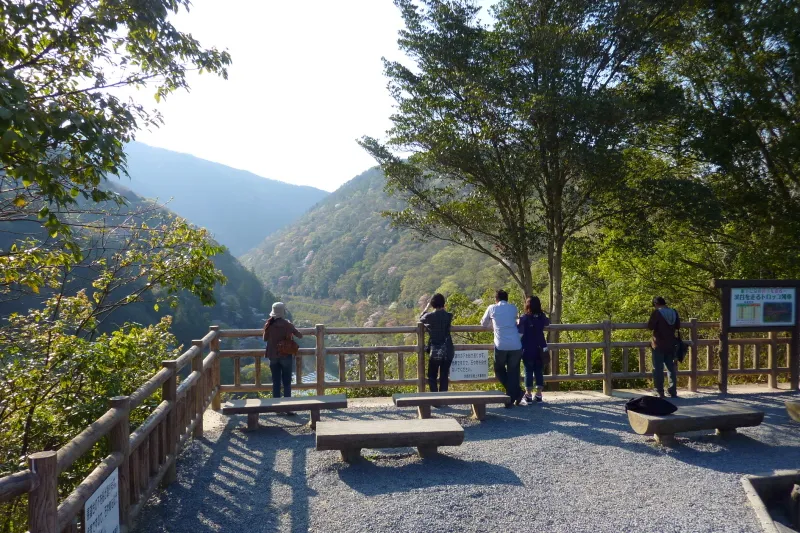 嵐山の展望スポットとなっている亀山公園展望台