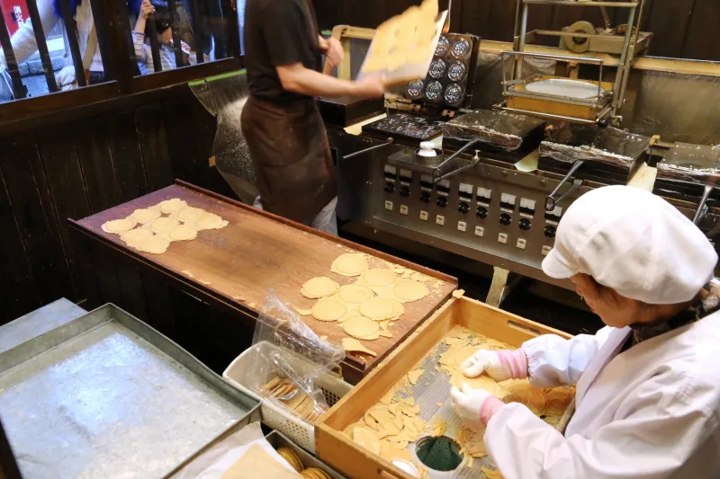 三津森本舗の昔から変わらない手焼きせんべいの製造風景