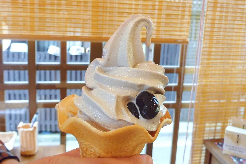 元豆腐屋の和スイーツ店「まめ清」の黒豆ソフトクリーム