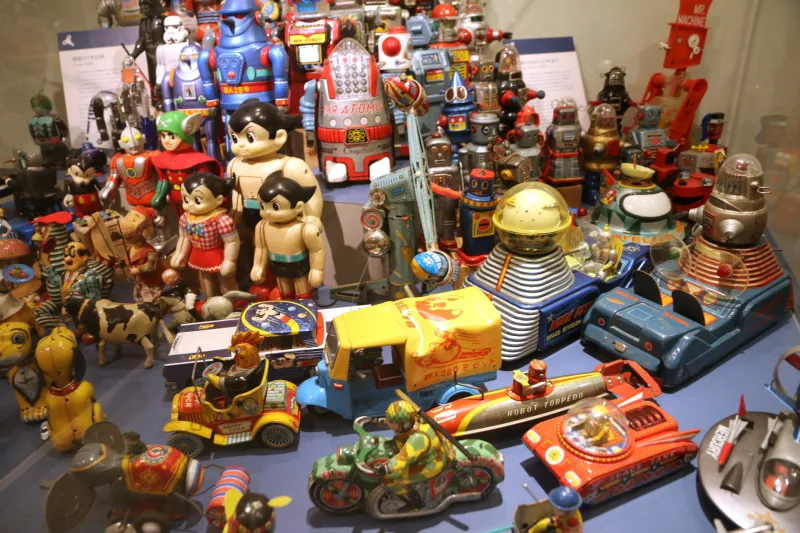 鉄腕アトムや鉄人２８号など並ぶ昭和のブリキ玩具コーナー