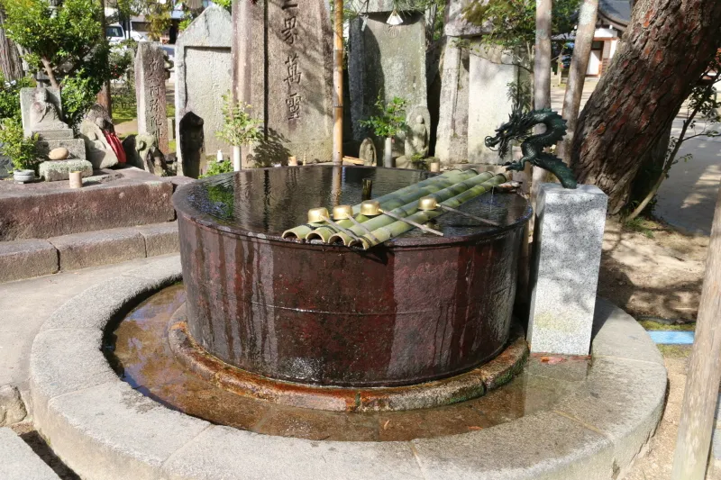 手水鉢として利用されている国指定重要文化財の鉄湯船