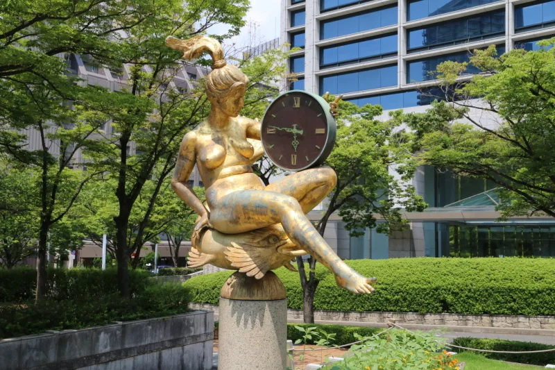 震災のあった午前５時４６分で針が止まった時計を持つマリーナ像