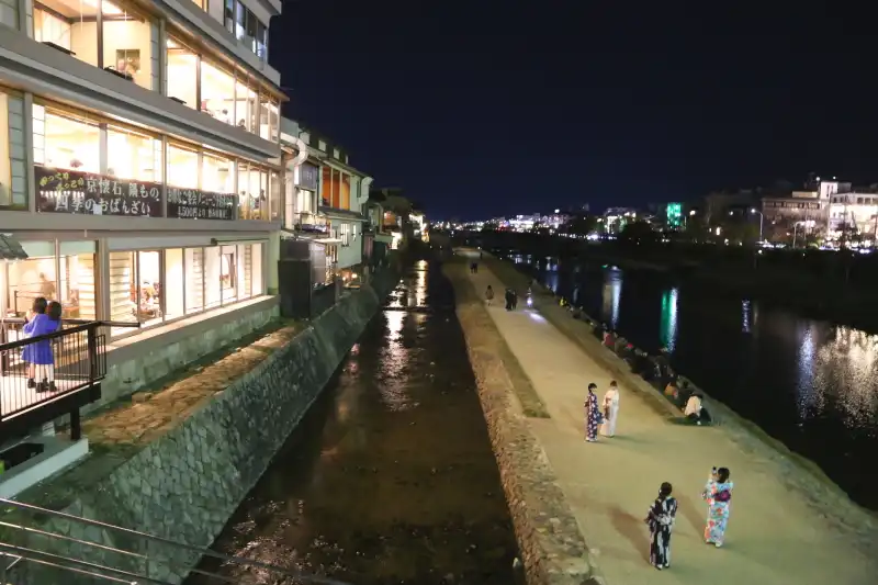 夜になると雰囲気も変わり、夜風に当たりながら夜景見物