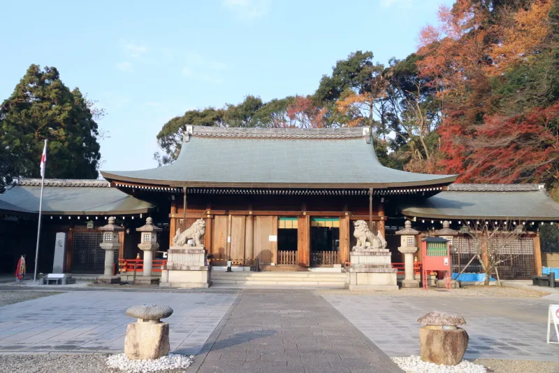 緑に覆われ、静かな山ろくに佇む京都霊山護国神社