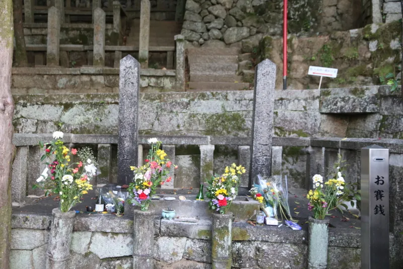 お墓は２つ立てられていて坂本龍馬(左側)と中岡慎太郎(右側)