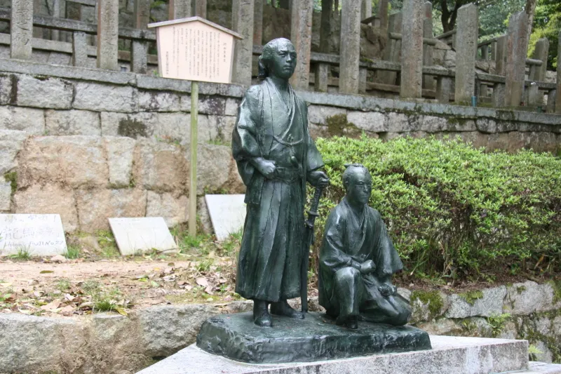 遠くを見つめるように立つ、坂本龍馬と中岡慎太郎の銅像