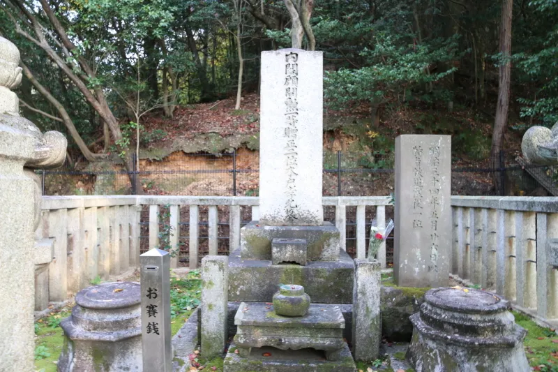 山の一番上にある桂小五郎の墓。のちに木戸孝允へ改名