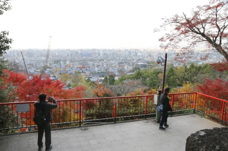 お墓は山の中にあるため、展望台からは京都市内を一望