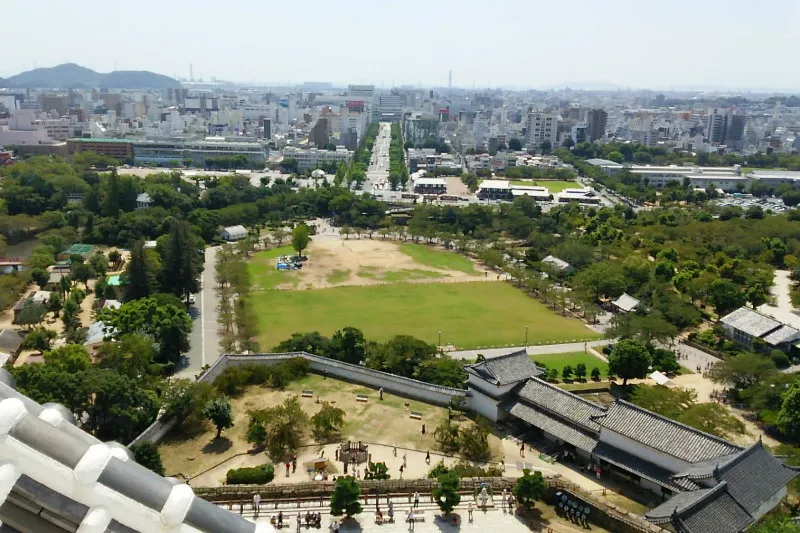 最上階から眺める眼下の「三の丸広場」、奥に延びる道路の先が姫路駅