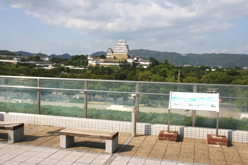 屋上が展望台となっていて目の前に見える姫路城