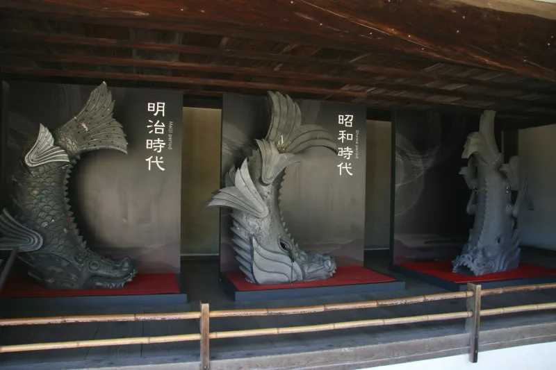 城の守り神とされるシャチホコを明治・昭和・平成時代の順に展示