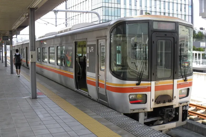 岡山県の新見駅を結んでいる姫新線