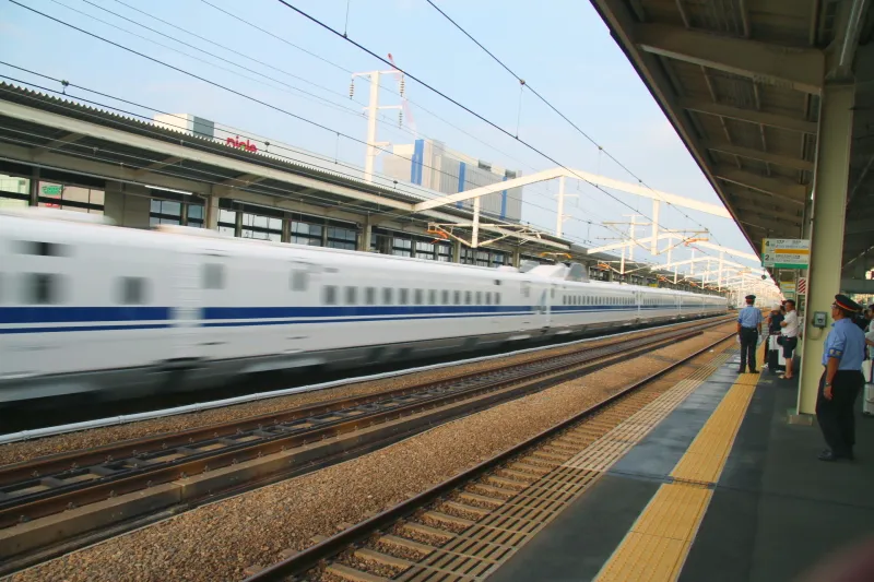 時速３００ｋｍの最速で通過する新幹線が見られるホーム