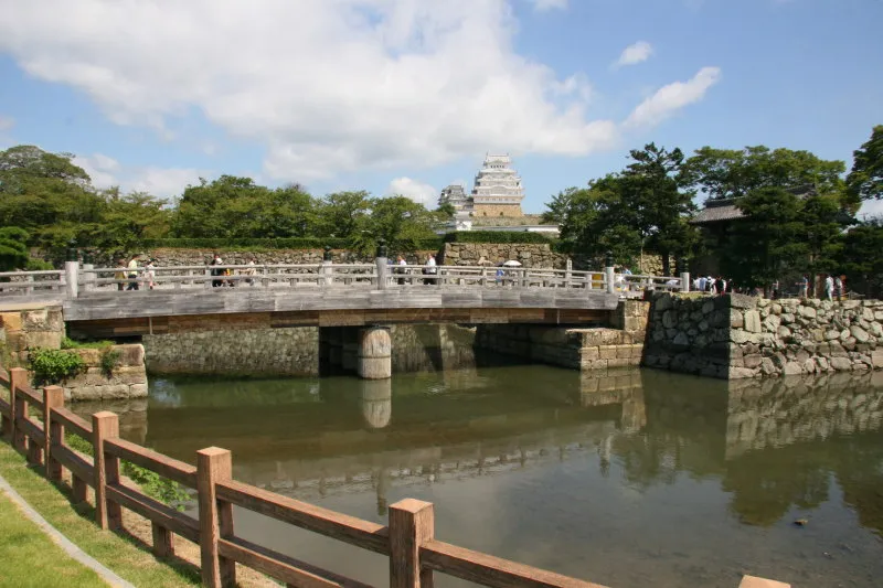 天守閣と橋が撮影スポットの２００７年に復元された桜門橋