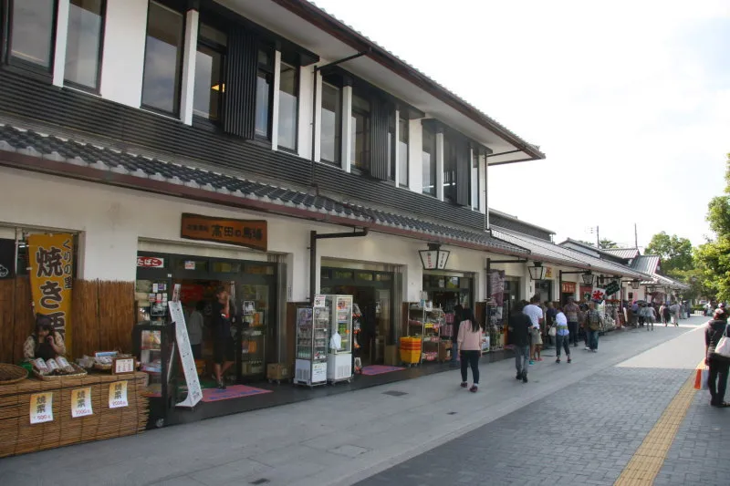 歩道も広く、公園も整備されている姫路城のショップ通り