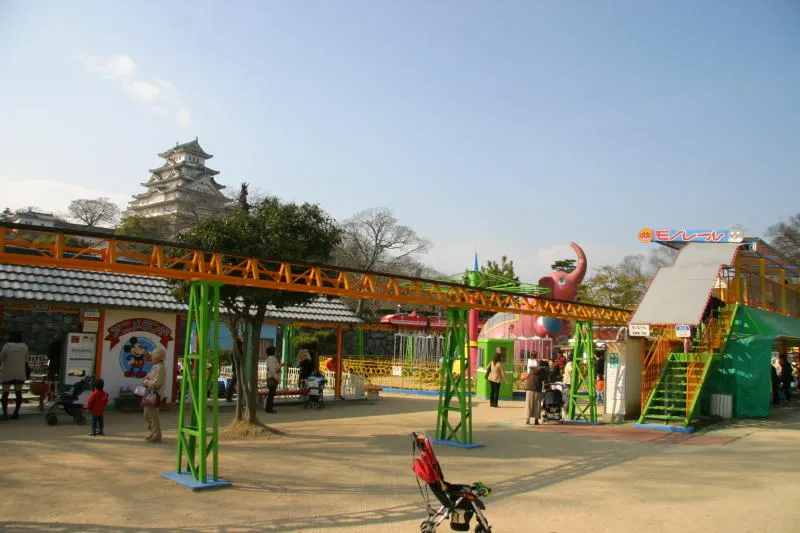 園内の子ども向けのミニ遊園地。後ろに見えるのは姫路城天守閣