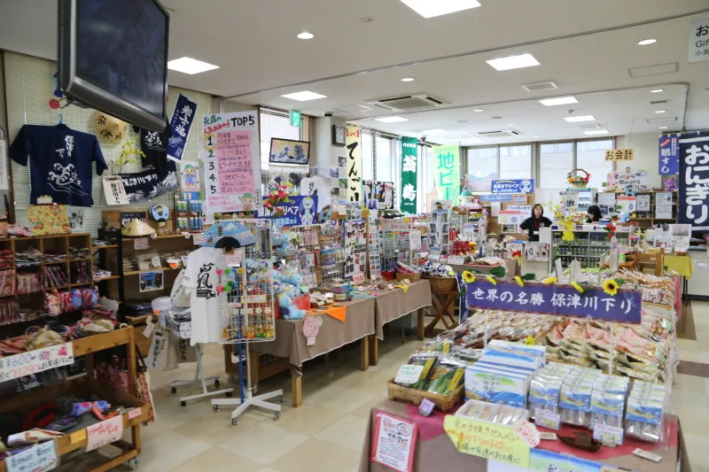 京都や亀岡の銘菓などを販売するお土産コーナー