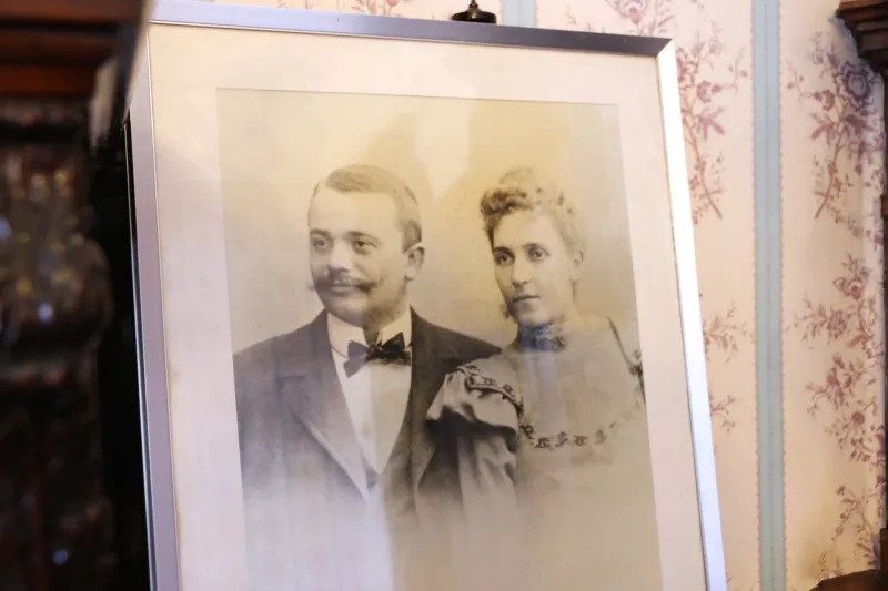１階の応接室に飾られていたトーマス夫妻の写真