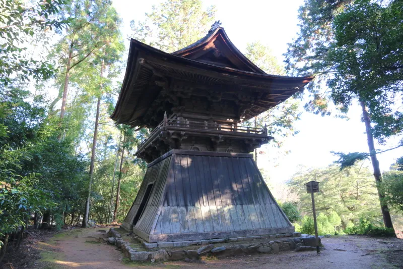 日本三名鐘の一つに数えられ、国宝の梵鐘が吊り下がる鐘楼