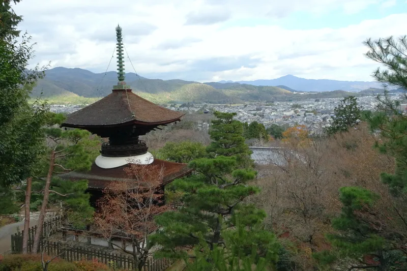 標高もあるため、眺めが良く、多宝塔と京都市内の景色