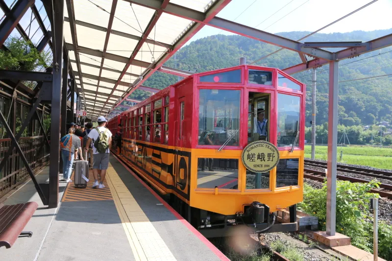 美しいクラシカル・カラーが特徴の嵯峨野トロッコ列車