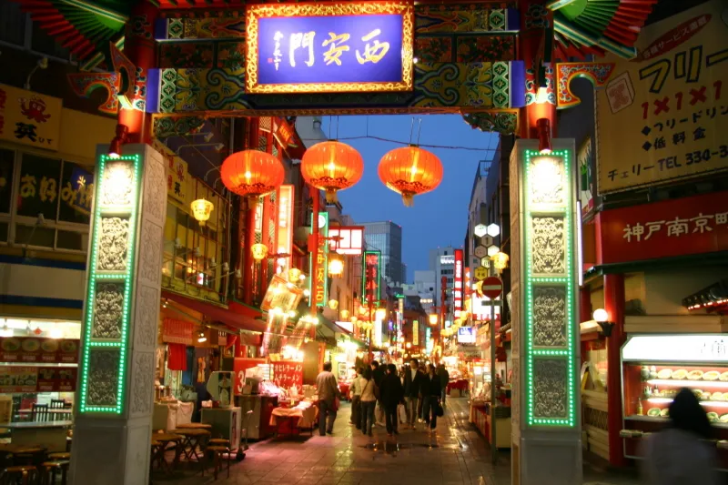 夜になると通りには電気が灯り、中華街らしい賑やかな光景