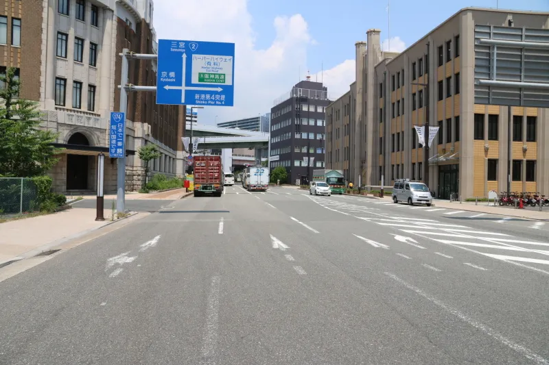 道幅は広く、多くの車が行き交う日本一短い国道