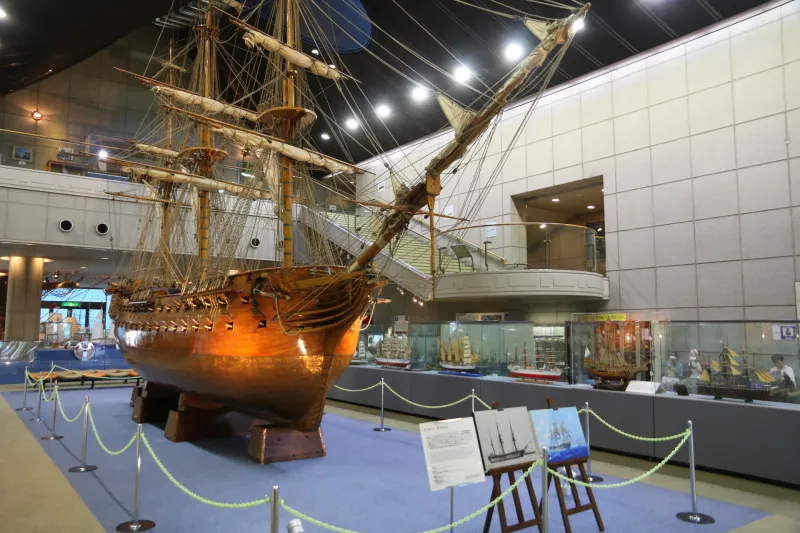神戸港の歴史や船舶の解説を行う館内の様子