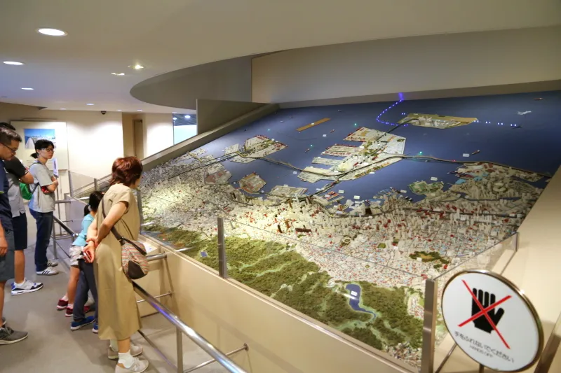 神戸港の施設や仕組みを紹介するジオラマ模型コーナー
