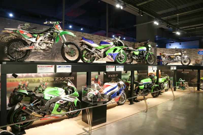 Ｋａｗａｓａｋｉ製バイクを展示するモーターサイクルギャラリー