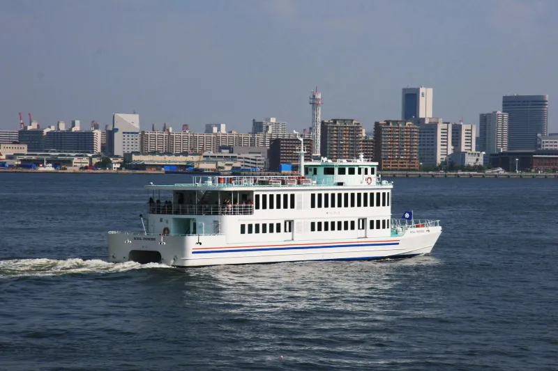 ４０分かけて神戸港を巡る大型遊覧船「ロイヤルプリンス」