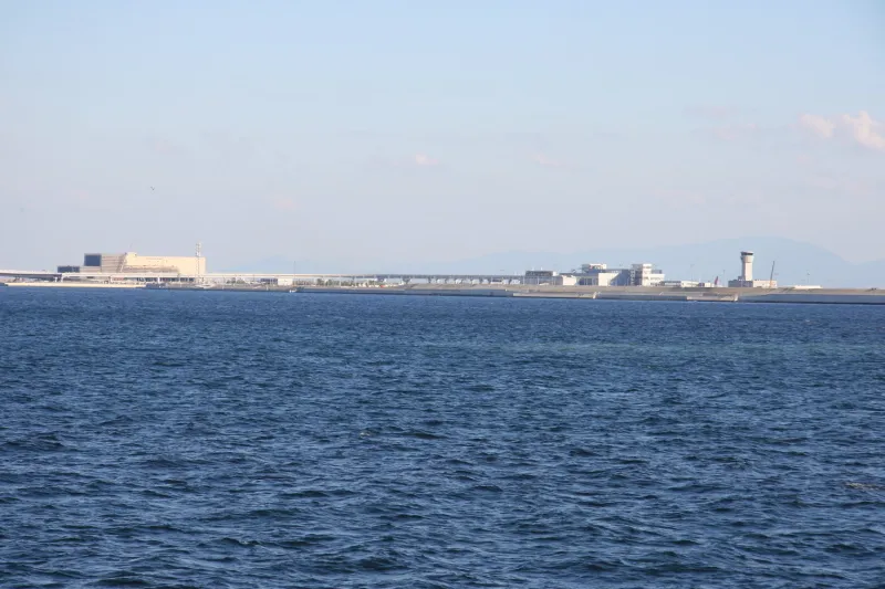 飛行機の離発着を見ることもできる海に浮かぶ神戸空港
