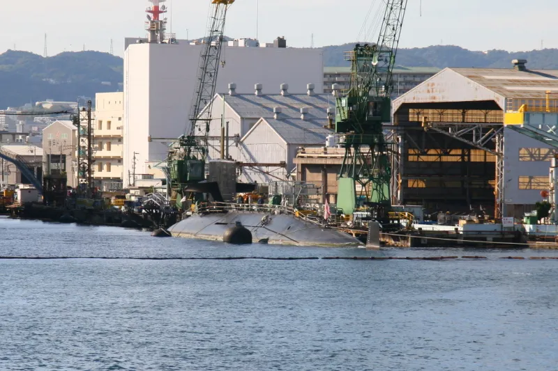 造船所には潜水艦の建造ドックもあり、海上に姿を見せる黒い船体