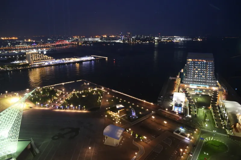 光が灯る陸地と真っ暗な海のコントラストが美しい神戸港の夜景