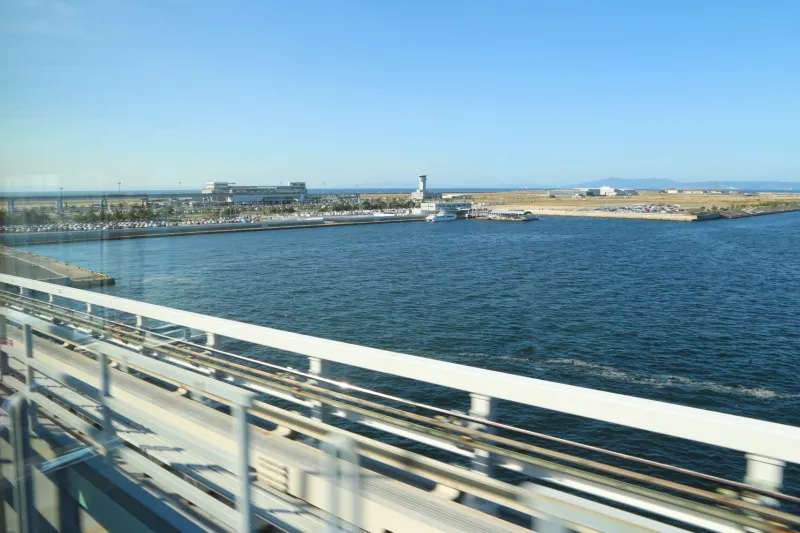 空港に架かる橋の上から見た神戸空港の全景