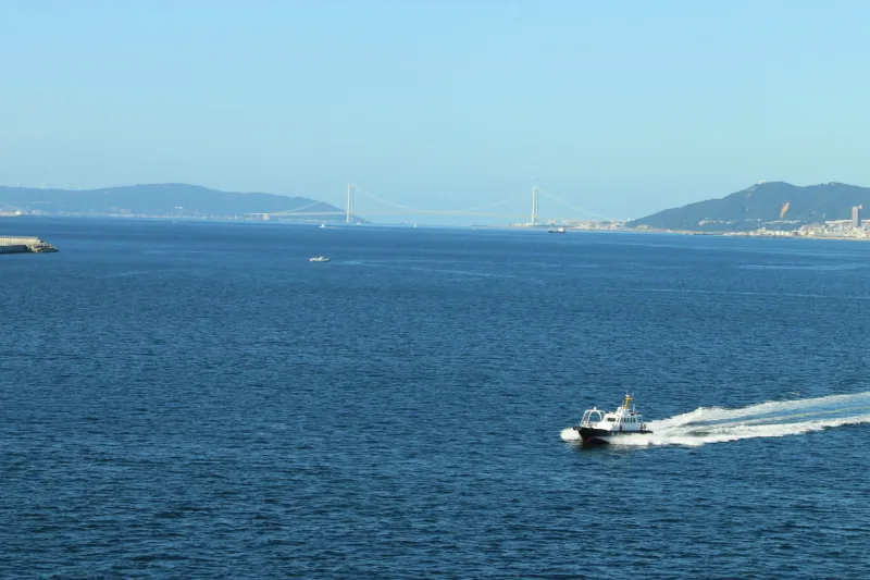 途中には神戸港が一望でき、遠くに見える淡路島と明石海峡大橋