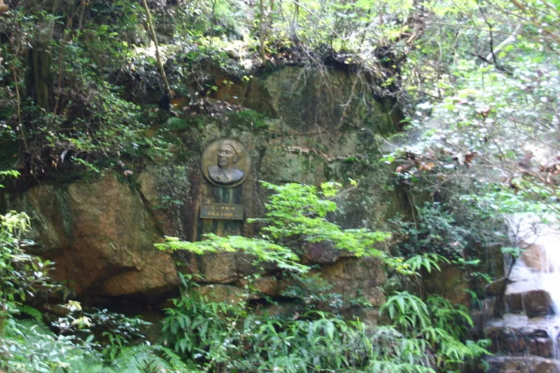 岩に埋め込まれている藤木九三氏のレリーフ（写真中央）